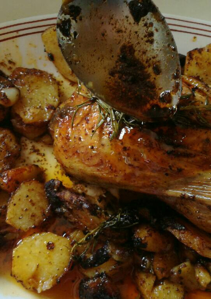 Una foto de Pollo rustido con mantequilla compuesta y patatas panadera