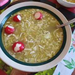 Una foto de Pozole verde de pollo mexicano
