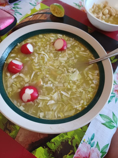 Una foto de Pozole verde de pollo mexicano