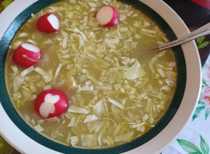Una foto de Pozole verde de pollo mexicano