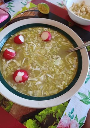 Una foto de Pozole verde de pollo mexicano