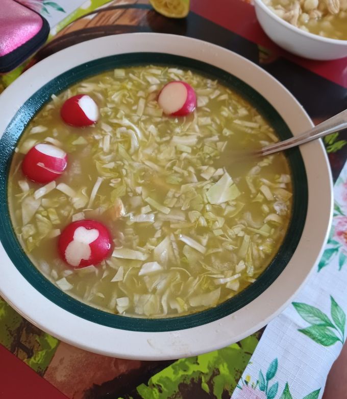 Una foto de Pozole verde de pollo mexicano