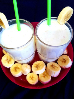 વેનીલા ફ્રૂટ લસ્સી (Vanilla Fruit Lassi Recipe In Gujarati) રેસીપી મુખ્ય ફોટો