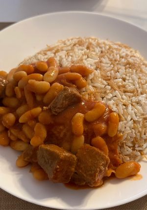 صورة لوصفة فاصوليا بيضاء باللحم مع الأرز و الشعيريه
