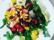 Una foto de ensalada de mango