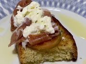 Una foto di stracciatella e prosciutto