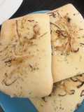 Focaccia con cebolla y romero