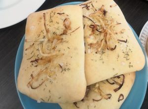 Una foto de Focaccia con cebolla y romero