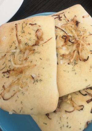 Una foto de Focaccia con cebolla y romero