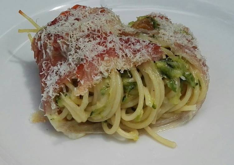 Involtino di spaghetti verde-rosso