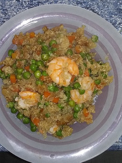 Una foto de Quinoa con guisantes zanahoria y langostinos