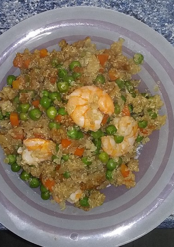 Una foto de Quinoa con guisantes zanahoria y langostinos