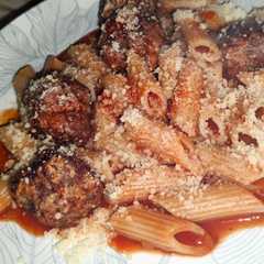 Una foto de Albóndigas caseras con fideos