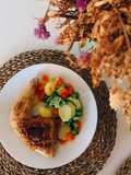 Cuarto trasero de pollo al horno acompañado de verduras al vapor en estuche Lékué