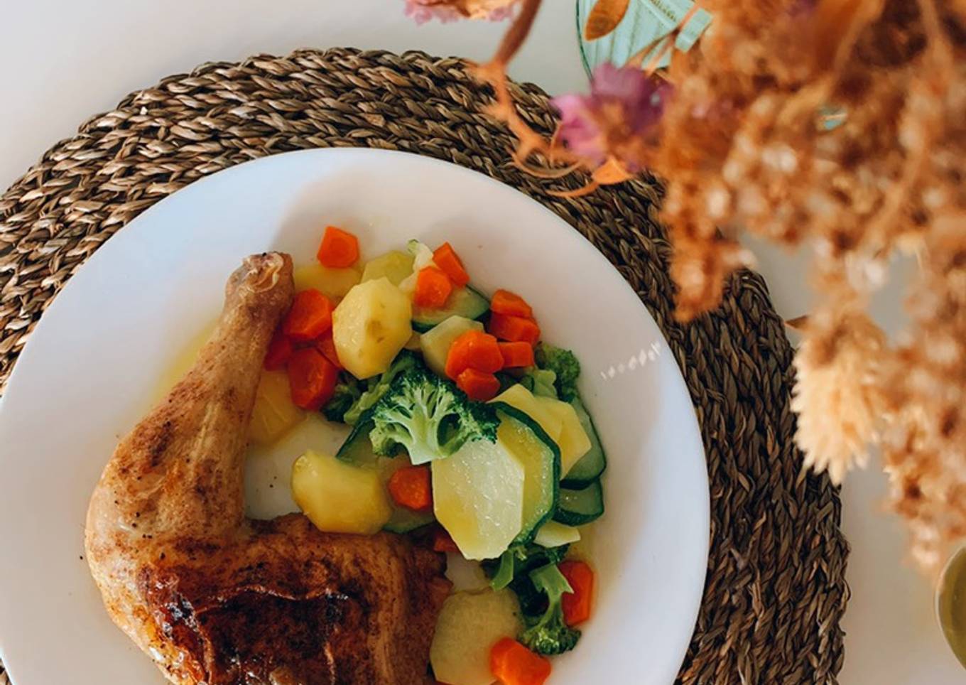 Cuarto trasero de pollo al horno acompañado de verduras al vapor en estuche Lékué