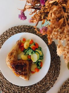 Una foto de Cuarto trasero de pollo al horno acompañado de verduras al vapor en estuche Lékué