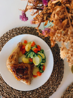 Una foto de Cuarto trasero de pollo al horno acompañado de verduras al vapor en estuche Lékué