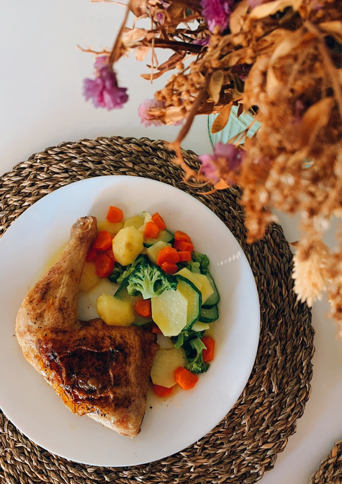 Una foto de Cuarto trasero de pollo al horno acompañado de verduras al vapor en estuche Lékué