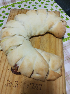 Una foto de Rosca con jamón y queso