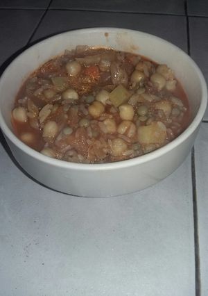 Una foto de Guiso de lentejas con garbanzos 😋🍜