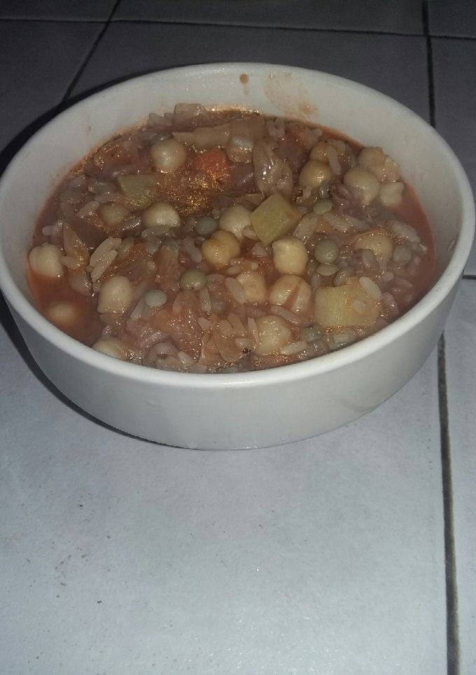 Una foto de Guiso de lentejas con garbanzos 😋🍜