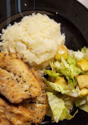 Una foto de Puré de papa, pescado frito y ensaladita Verde. 😘🇩🇴