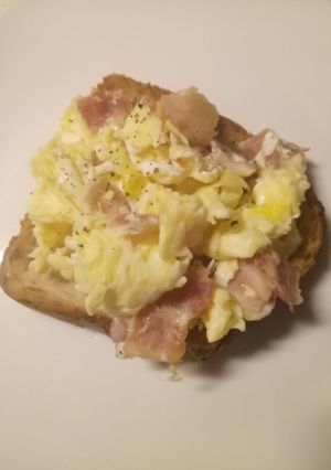 A picture of Pancetta and scrambled egg brunch.