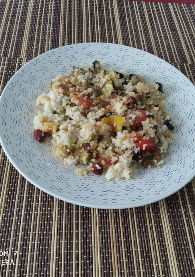Una foto de Cous Cous, con verduras