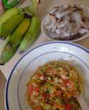 Tostones con camarones al ajillo y ensalada verde