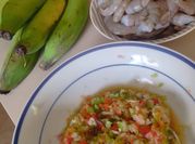 Una foto de camarones con tostones