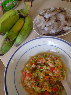 Una foto de Tostones con camarones al ajillo y ensalada verde