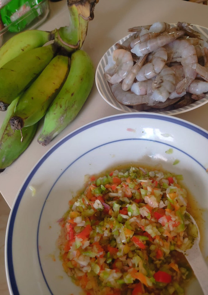 Una foto de Tostones con camarones al ajillo y ensalada verde