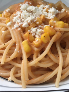 Una foto de Espagueti con salsa de jitomate y crema 🍝