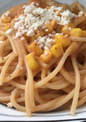 Una foto de Espagueti con salsa de jitomate y crema 🍝