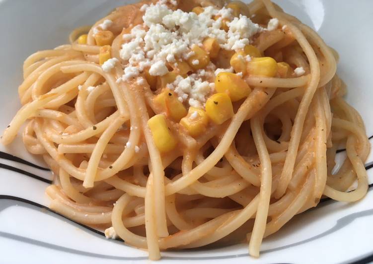 Espagueti con salsa de jitomate y crema 🍝