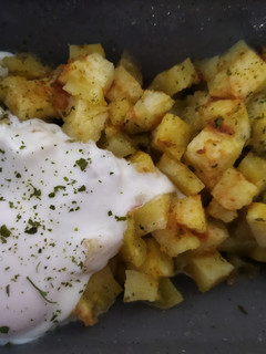 Una foto de Patatas con huevo en el microondas