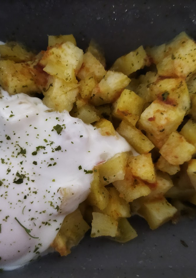 Una foto de Patatas con huevo en el microondas