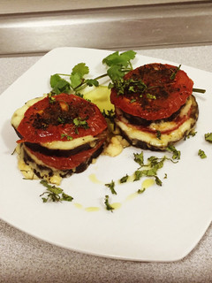 Una foto de Berenjenas al horno con tomate y queso