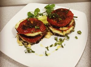 Una foto de Berenjenas al horno con tomate y queso