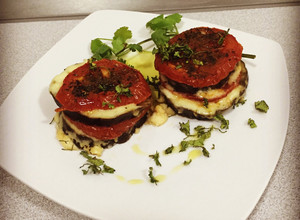 Una foto de Berenjenas al horno con tomate y queso