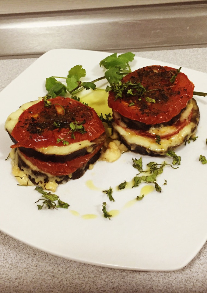Una foto de Berenjenas al horno con tomate y queso