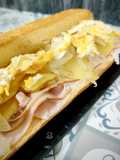 Baguette de pavo y revuelto con patatas y cebolla a lo pobre