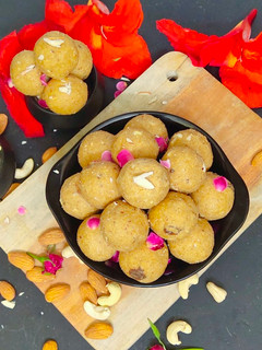 बेसन, सूजी और आटे के लड्डू (besan, suji aur ke laddoo recipe in Hindi) रेसिपी मुख्य फोटो