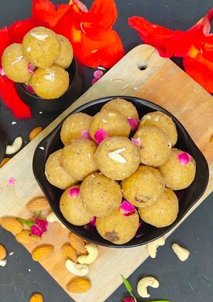 बेसन, सूजी और आटे के लड्डू (besan, suji aur ke laddoo recipe in Hindi) रेसिपी मुख्य फोटो