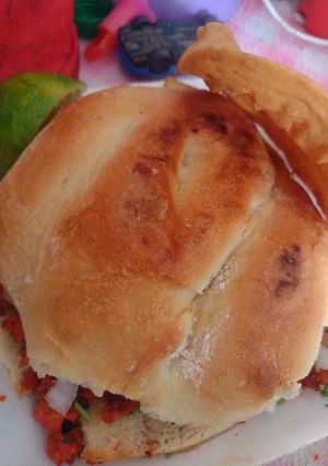 Una foto de Lonche de longaniza, cebolla y salchicas 😍😍