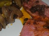 Presa ibérica adobada al horno con su guarnición