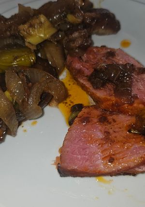 Una foto de Presa ibérica adobada al horno con su guarnición