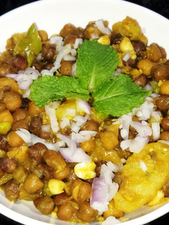 स्प्राउड चना चाट (sprouts chana chaat recipe in Hindi) रेसिपी मुख्य फोटो