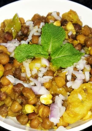 स्प्राउड चना चाट (sprouts chana chaat recipe in Hindi) रेसिपी मुख्य फोटो