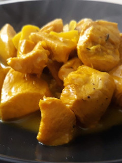 Una foto de Pollo en amarillo
